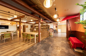 株式会社孫の手の特徴　「家と通所は一体」「脱介護施設」を掲げ、地域素材や部屋ごとの内装変化で五感を刺激する空間を整備